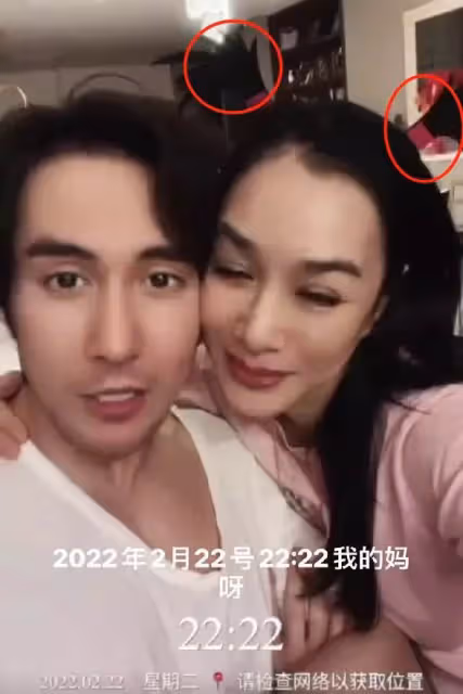 鐘麗緹與小12歲老公秀恩愛!「撅嘴親吻」太甜蜜,紮小辮賣萌好少女,網友:大撒狗糧好甜膩