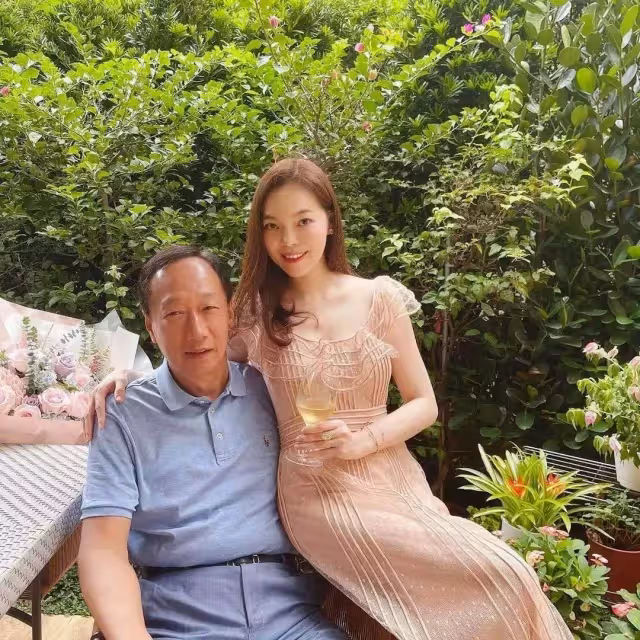 富士康老闆娘曾馨瑩放閃,與老公郭臺銘歡慶結婚13年:讓我們的人生更美好,珍惜而感恩!
