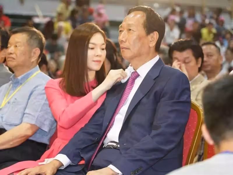 富士康老闆娘曾馨瑩放閃,與老公郭臺銘歡慶結婚13年:讓我們的人生更美好,珍惜而感恩!