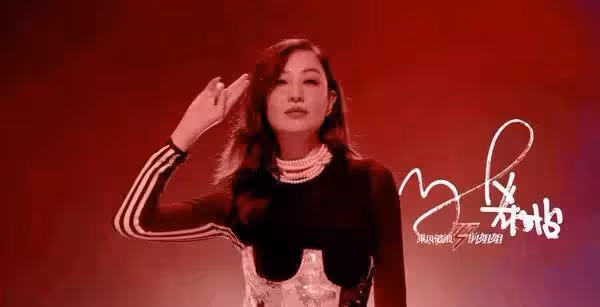 鄭希怡女兒越長越美!6歲浸浸「與媽媽拍大片」時尚范兒十足,長相更像化妝師爸爸~