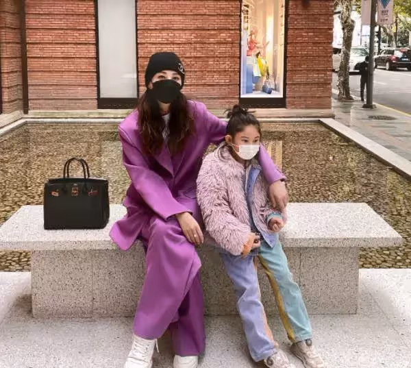鄭希怡女兒越長越美!6歲浸浸「與媽媽拍大片」時尚范兒十足,長相更像化妝師爸爸~
