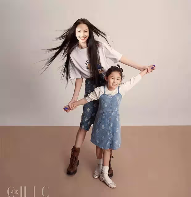 鄭希怡女兒越長越美!6歲浸浸「與媽媽拍大片」時尚范兒十足,長相更像化妝師爸爸~