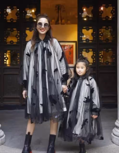 鄭希怡女兒越長越美!6歲浸浸「與媽媽拍大片」時尚范兒十足,長相更像化妝師爸爸~