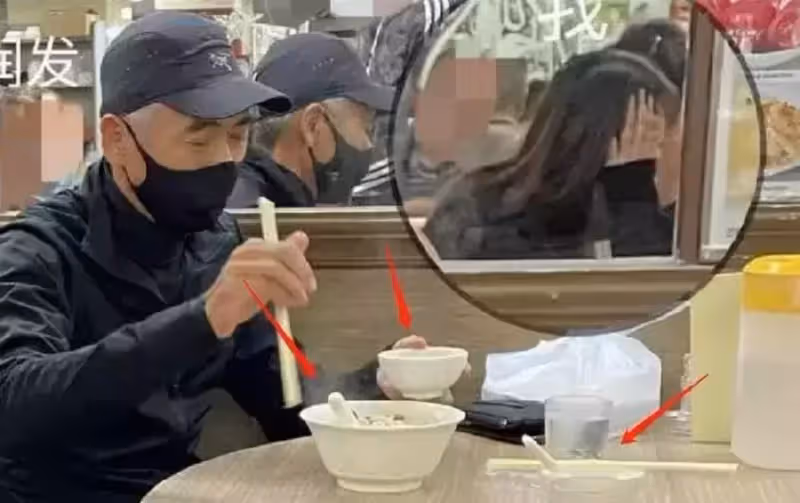 66歲周潤發現身小吃店，一頭白髮又高又瘦，桌上僅有一碗平價湯麵 網友：真正的楷模！