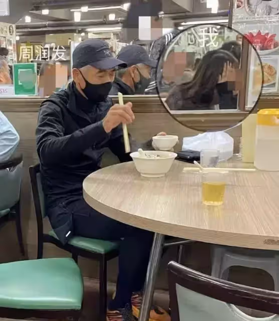 66歲周潤發現身小吃店，一頭白髮又高又瘦，桌上僅有一碗平價湯麵 網友：真正的楷模！