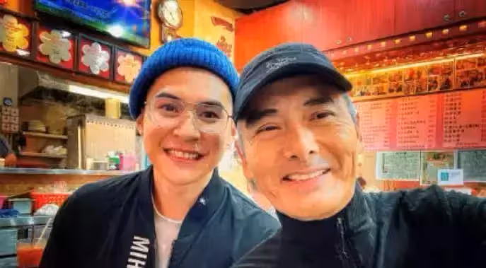 66歲周潤發現身小吃店，一頭白髮又高又瘦，桌上僅有一碗平價湯麵 網友：真正的楷模！