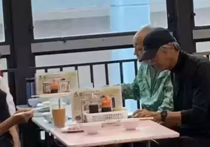 66歲周潤發現身小吃店，一頭白髮又高又瘦，桌上僅有一碗平價湯麵 網友：真正的楷模！