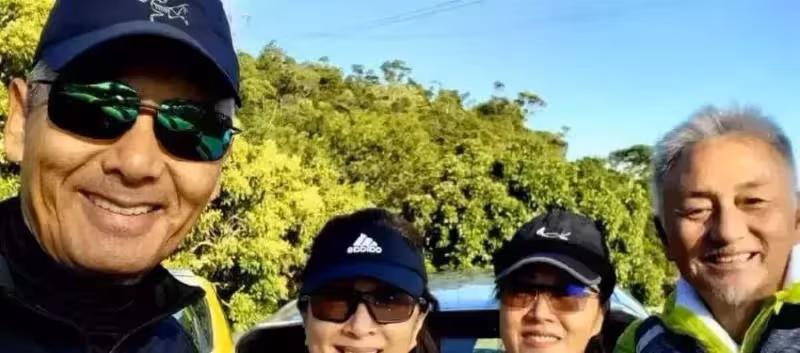66歲周潤發現身小吃店，一頭白髮又高又瘦，桌上僅有一碗平價湯麵 網友：真正的楷模！