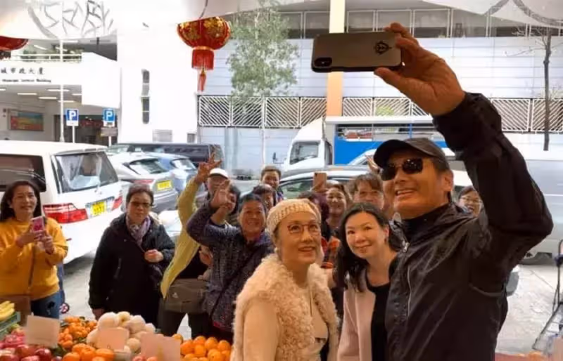 66歲周潤發現身小吃店,一頭白髮又高又瘦,桌上僅有一碗平價湯麵 網友:真正的楷模!