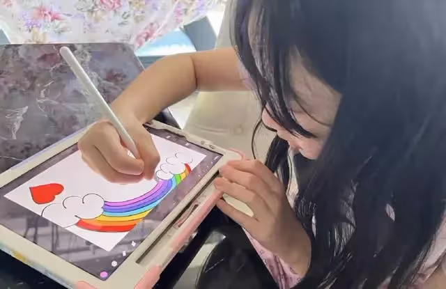 吳尊攜兒女為上海母嬰群體捐贈物資,NeiNei親手創作海報超有愛心
