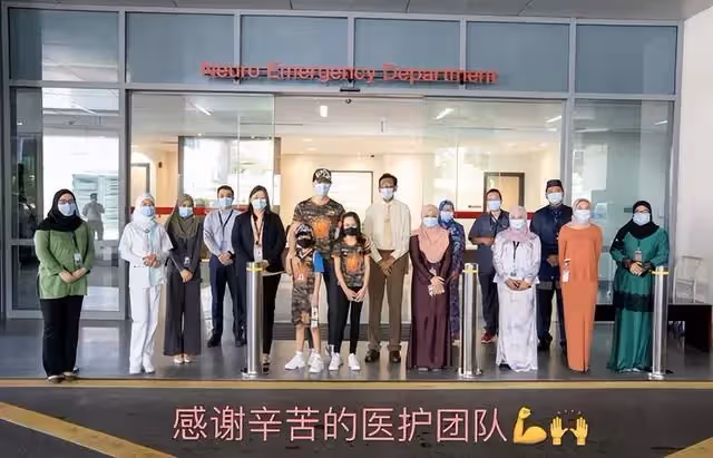 吳尊攜兒女為上海母嬰群體捐贈物資,NeiNei親手創作海報超有愛心