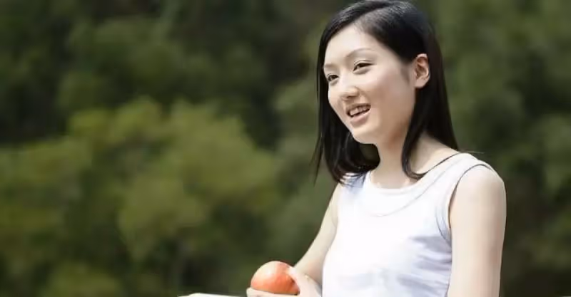 去女兒家看望外孫，女婿卻給我吃剩菜，半夜聽見對話，我淚流不止