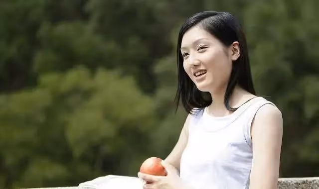 去女兒家看望外孫，女婿卻給我吃剩菜，半夜聽見對話，我淚流不止