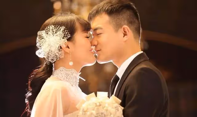 去女兒家看望外孫，女婿卻給我吃剩菜，半夜聽見對話，我淚流不止