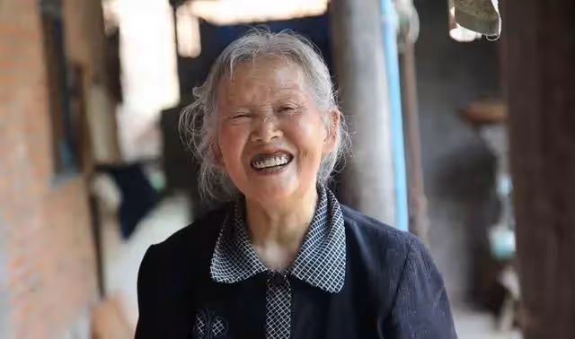 去女兒家看望外孫，女婿卻給我吃剩菜，半夜聽見對話，我淚流不止