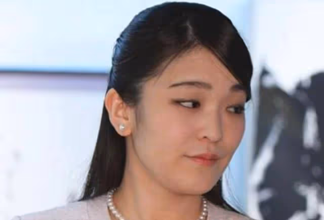 真子公主婚後生活拮据,逛街穿衣廉價褶皺,文仁夫婦出手雪中送炭