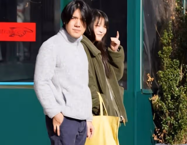 真子公主婚後生活拮据,逛街穿衣廉價褶皺,文仁夫婦出手雪中送炭