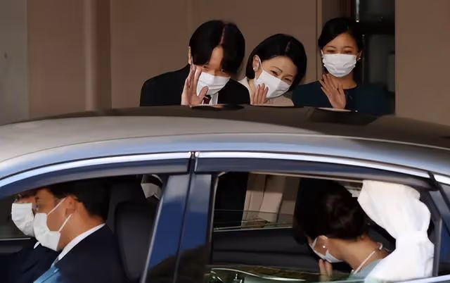 真子公主婚後生活拮据,逛街穿衣廉價褶皺,文仁夫婦出手雪中送炭
