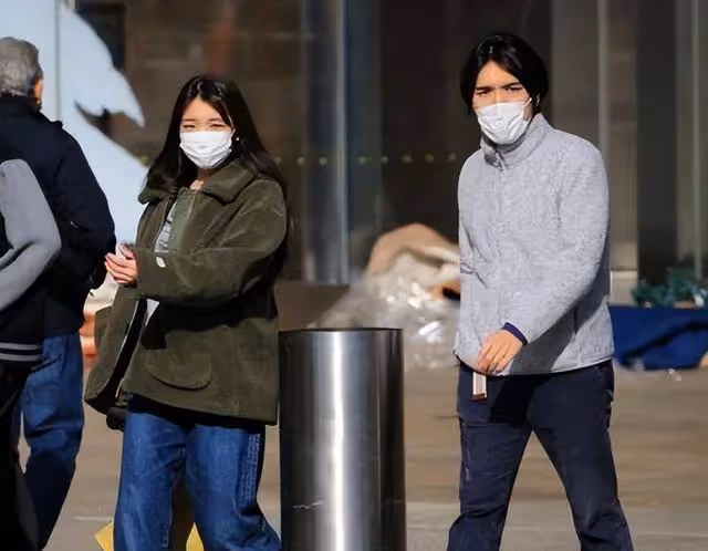 真子公主婚後生活拮据,逛街穿衣廉價褶皺,文仁夫婦出手雪中送炭
