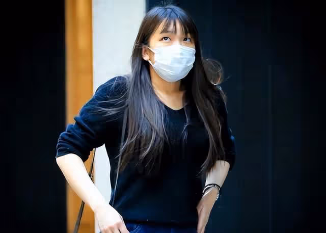 真子公主婚後生活拮据,逛街穿衣廉價褶皺,文仁夫婦出手雪中送炭