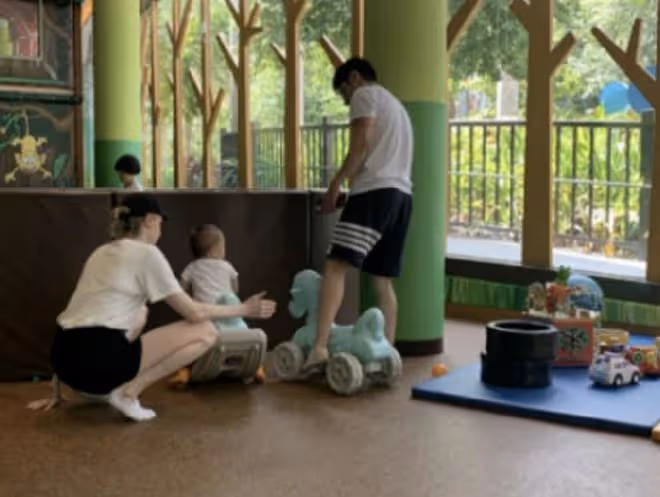 撒貝寧攜妻孩逛市集，烈日下為愛妻拎包顯甜蜜，李白金髮長腿矚目