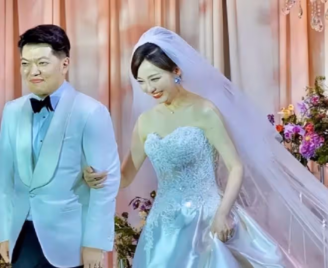 餘聲懶理丈夫出軌醜聞，街邊做志願者太樸素，將以往恩愛視頻刪光