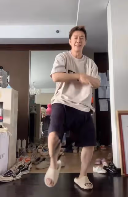 陳浩民一家6口擠上海出租房，牆上貼滿白傳單，滿地鞋快無處下腳