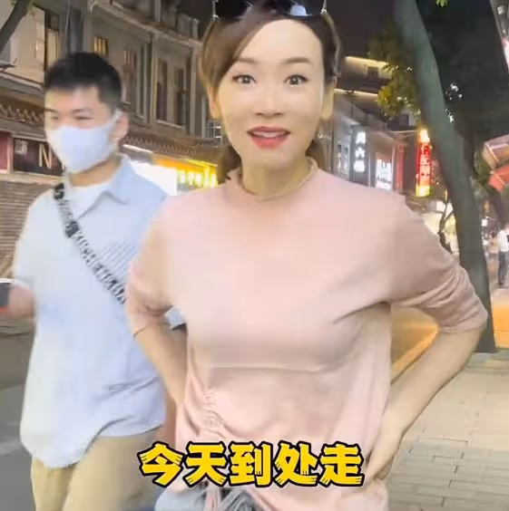 43歲最美港姐定居廣州，街頭大口吃路邊攤直呼美味，四處逛無人識