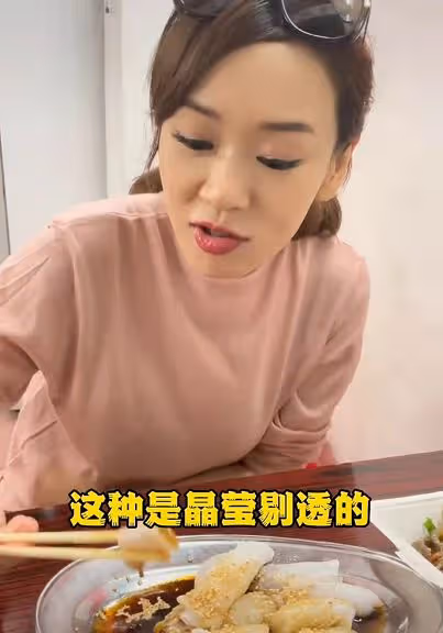 43歲最美港姐定居廣州，街頭大口吃路邊攤直呼美味，四處逛無人識