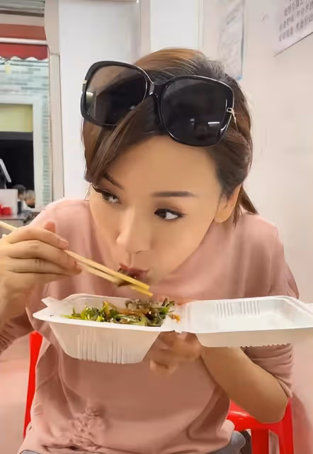 43歲最美港姐定居廣州，街頭大口吃路邊攤直呼美味，四處逛無人識