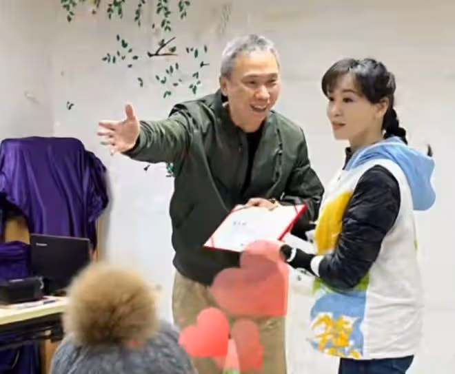 43歲最美港姐定居廣州，街頭大口吃路邊攤直呼美味，四處逛無人識