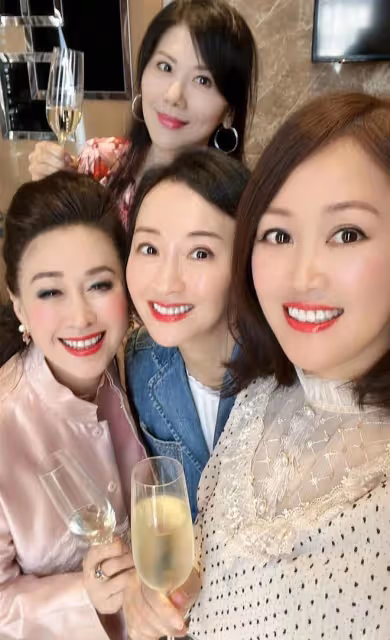 梁小冰曬港圈女神聚會照,眾人暢飲香檳心情好,年過半百仍凍齡