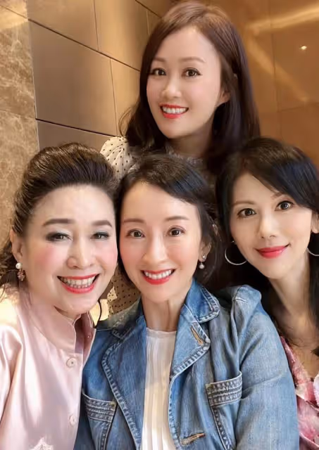 梁小冰曬港圈女神聚會照,眾人暢飲香檳心情好,年過半百仍凍齡
