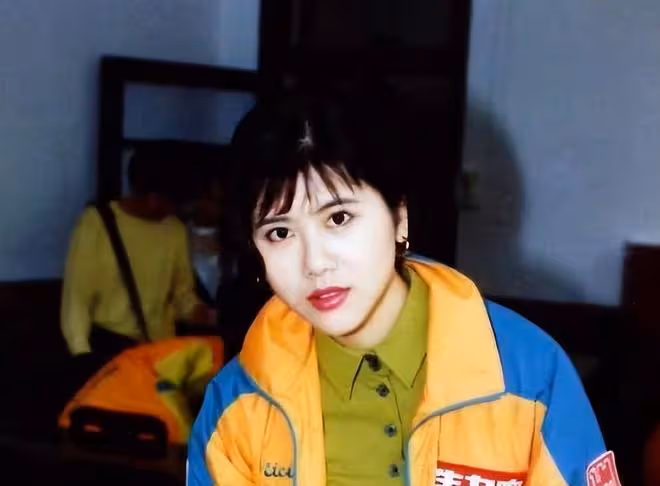 梁小冰曬港圈女神聚會照,眾人暢飲香檳心情好,年過半百仍凍齡