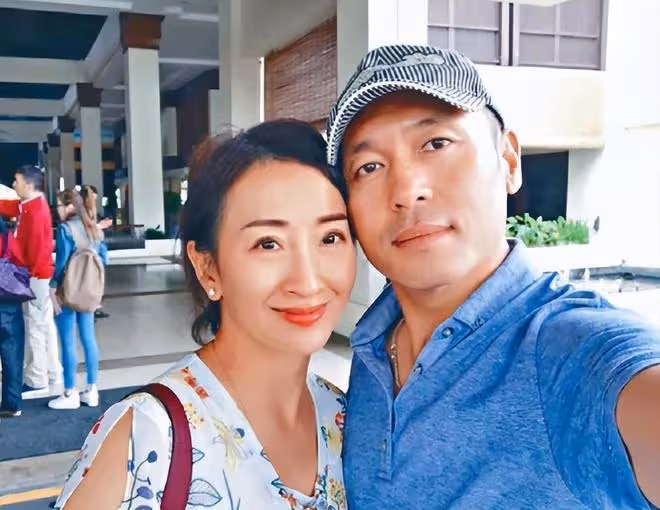 梁小冰曬港圈女神聚會照，眾人暢飲香檳心情好，年過半百仍凍齡