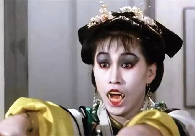 梁小冰曬港圈女神聚會照，眾人暢飲香檳心情好，年過半百仍凍齡