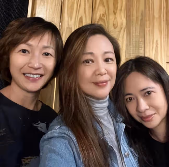王羽曾江接連去世,王馨平時隔多日平復心情,約好友聚會展露笑顏