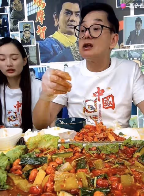TVB老戲骨直播吃小龍蝦,嘴唇呈紫黑色引人憂,曾售女性用品被嘲