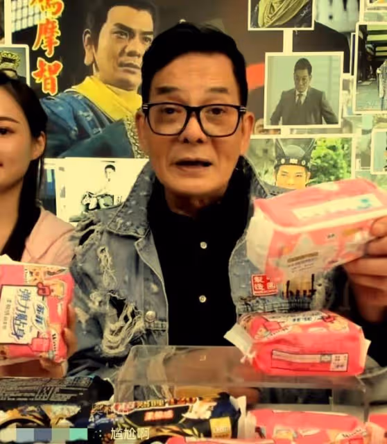 TVB老戲骨直播吃小龍蝦,嘴唇呈紫黑色引人憂,曾售女性用品被嘲