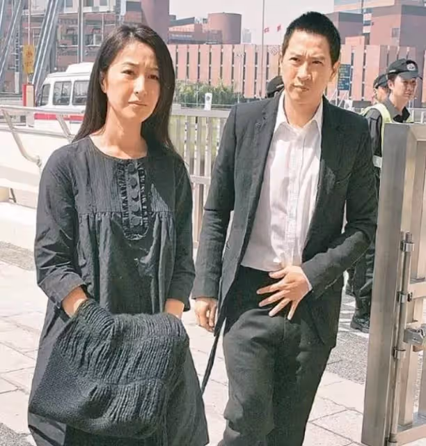 關詠荷54歲弟弟意外離世,姐姐為其打理身後事,關詠荷露面顯憔悴