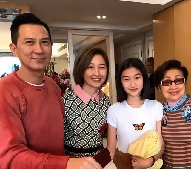 關詠荷54歲弟弟意外離世,姐姐為其打理身後事,關詠荷露面顯憔悴