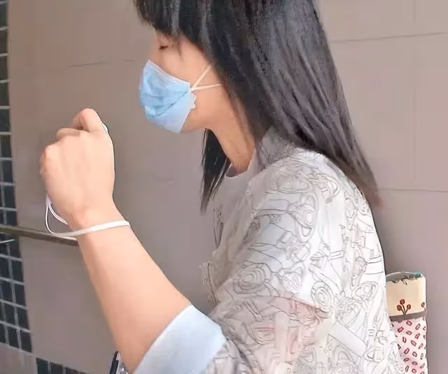 關詠荷54歲弟弟意外離世,姐姐為其打理身後事,關詠荷露面顯憔悴