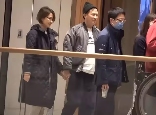 關詠荷54歲弟弟意外離世,姐姐為其打理身後事,關詠荷露面顯憔悴