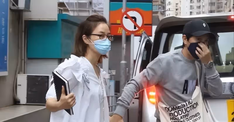 57歲關詠荷消瘦現身，因弟弟爬山墜亡大受打擊，張家輝擔憂不已