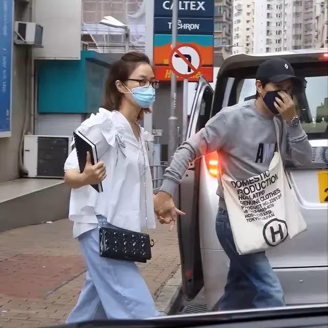 57歲關詠荷消瘦現身,因弟弟爬山墜亡大受打擊,張家輝擔憂不已