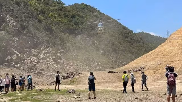 57歲關詠荷消瘦現身,因弟弟爬山墜亡大受打擊,張家輝擔憂不已