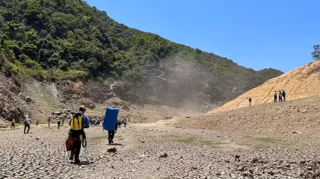 57歲關詠荷消瘦現身,因弟弟爬山墜亡大受打擊,張家輝擔憂不已