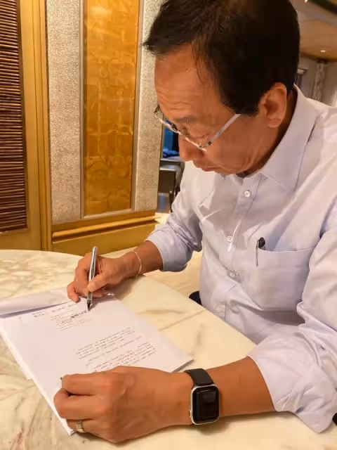罕露慌張害怕!郭台銘「見高齡母手術」大陣仗把關 「親自服侍在側」媽媽面前像小孩