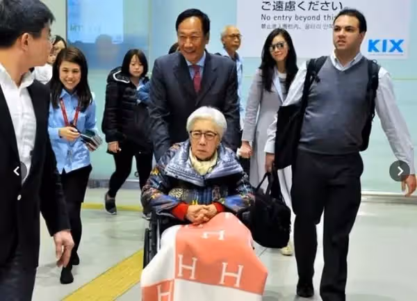 罕露慌張害怕!郭台銘「見高齡母手術」大陣仗把關 「親自服侍在側」媽媽面前像小孩