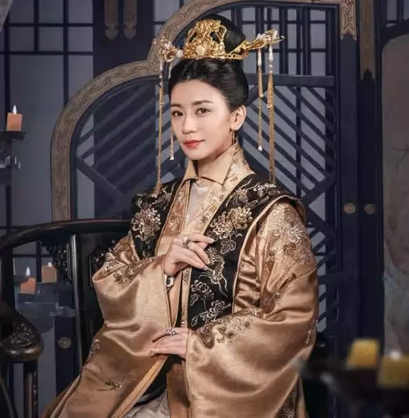 47歲賈靜雯曬素顏健身照,穿背心配無痕褲秀出「柯基臀」,網友:身材夠絕